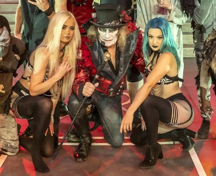 Gutta-percha girl: a barmaid from the UK earns extra money in a circus, climbing into glass jars