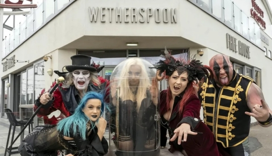 Gutta-percha girl: a barmaid from the UK earns extra money in a circus, climbing into glass jars