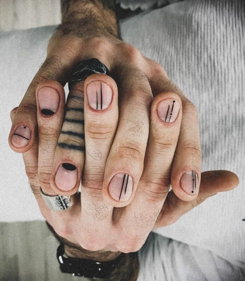 Guys with painted nails: a new trend or a tradition? Guys with painted nails: a new trend or a tradition?