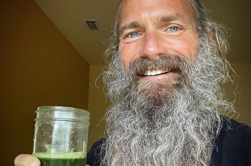 Heal yourself! Former Versace mannequin drinks urine to be healthy