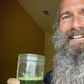 Heal yourself! Former Versace mannequin drinks urine to be healthy