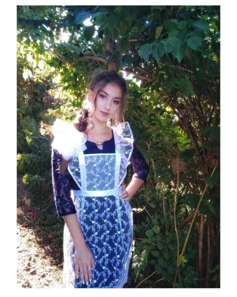 Heels, lipstick, lace and bows: dazzling 11th graders of 2020 Heels, lipstick, lace and bows: dazzling 11th graders of 2020