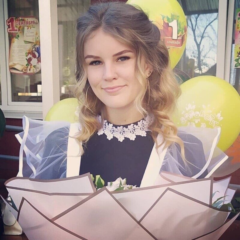 Heels, lipstick, lace and bows: dazzling 11th graders of 2020 Heels, lipstick, lace and bows: dazzling 11th graders of 2020