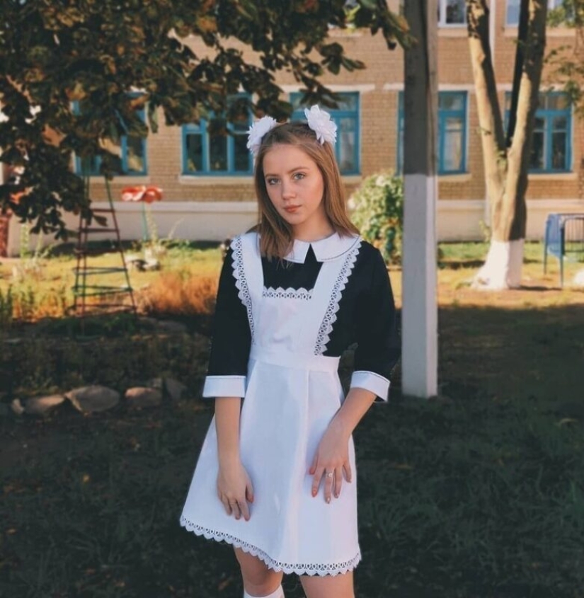 Heels, lipstick, lace and bows: dazzling 11th graders of 2020 Heels, lipstick, lace and bows: dazzling 11th graders of 2020