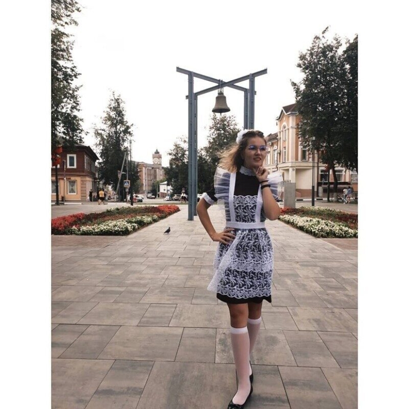 Heels, lipstick, lace and bows: dazzling 11th graders of 2020 Heels, lipstick, lace and bows: dazzling 11th graders of 2020