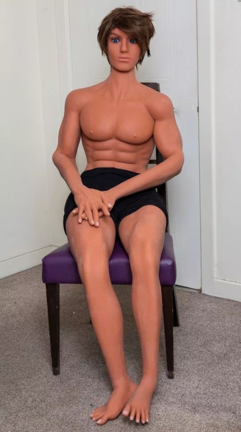 "Henry turned out to be cold and stank of rubber": impressions of sex with a male doll