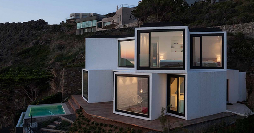 Hermosa casa en el estilo de alta tecnología, cuya geometría se inspira en la naturaleza