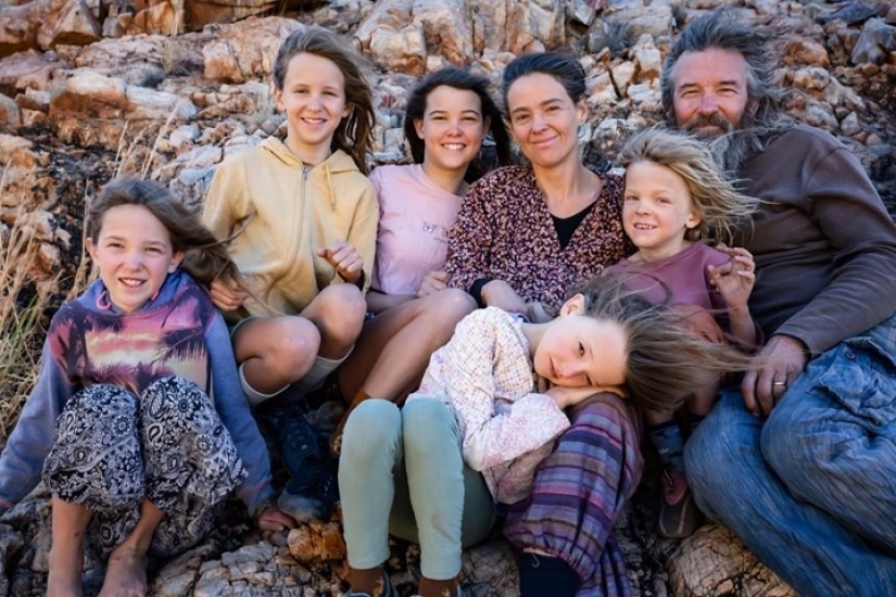 Hijos de la naturaleza: los cónyuges de Australia rechazan la educación tradicional y no enseñan a los niños a leer Hijos de la naturaleza: los cónyuges de Australia rechazan la educación tradicional y no enseñan a los niños a leer