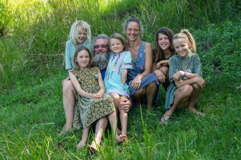 Hijos de la naturaleza: los cónyuges de Australia rechazan la educación tradicional y no enseñan a los niños a leer Hijos de la naturaleza: los cónyuges de Australia rechazan la educación tradicional y no enseñan a los niños a leer