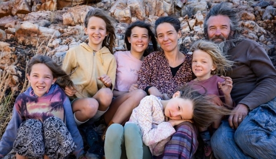 Hijos de la naturaleza: los cónyuges de Australia rechazan la educación tradicional y no enseñan a los niños a leer Hijos de la naturaleza: los cónyuges de Australia rechazan la educación tradicional y no enseñan a los niños a leer