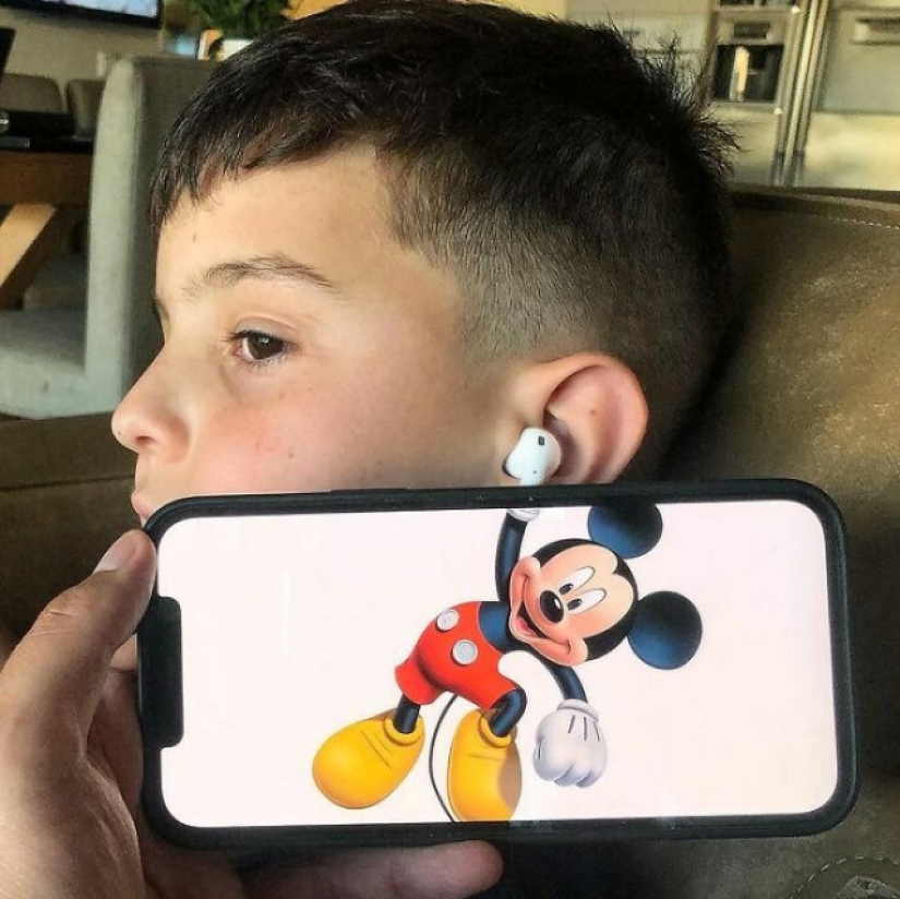 How an artist combines reality with images from his smartphone