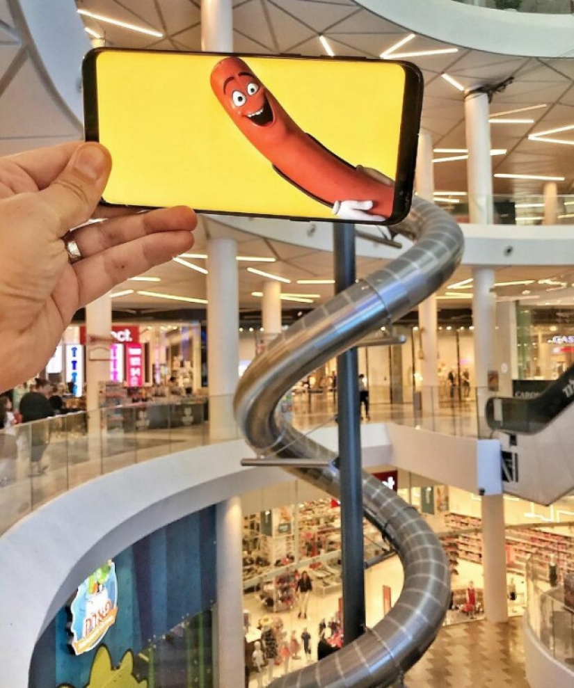 How an artist combines reality with images from his smartphone