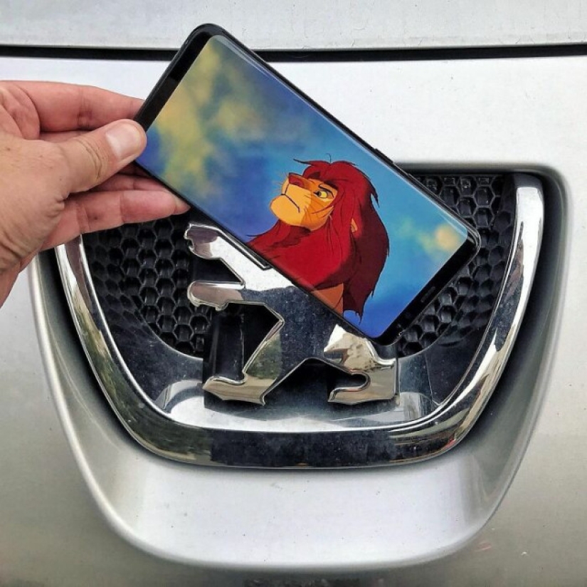 How an artist combines reality with images from his smartphone