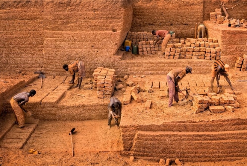 How brick is mined in Karaba, Burkina Faso