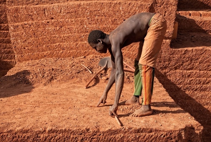 How brick is mined in Karaba, Burkina Faso