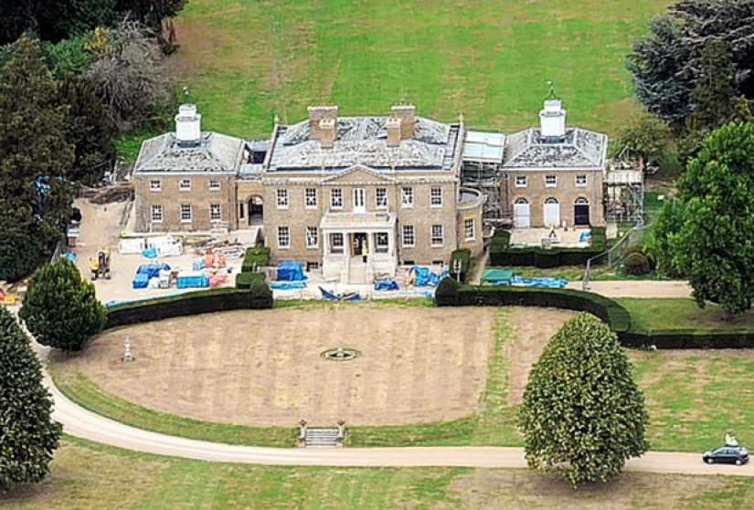 How does the UAE monarch live, who can buy a mansion to spend the night