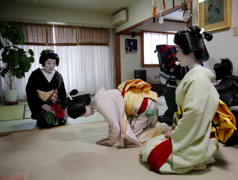 How Japanese geisha are fighting for survival during a pandemic coronavirus