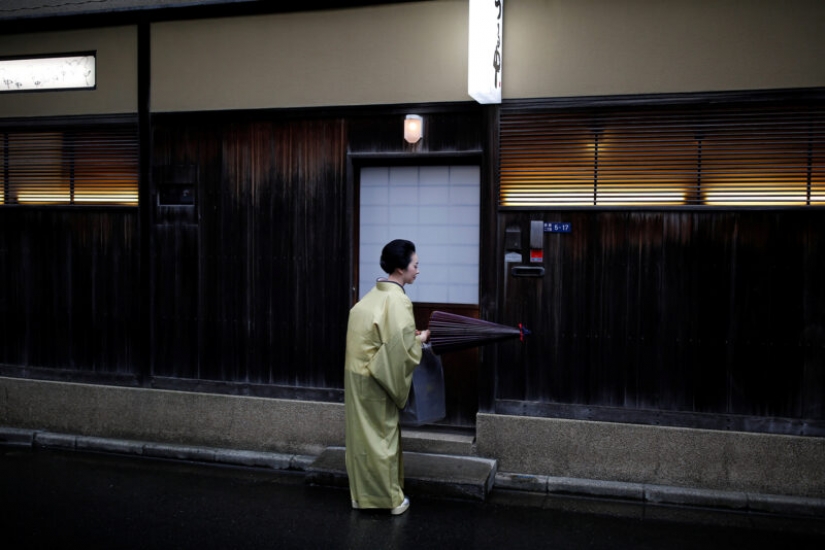 How Japanese geisha are fighting for survival during a pandemic coronavirus