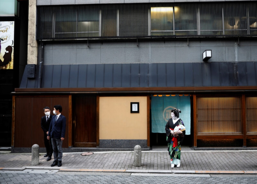 How Japanese geisha are fighting for survival during a pandemic coronavirus
