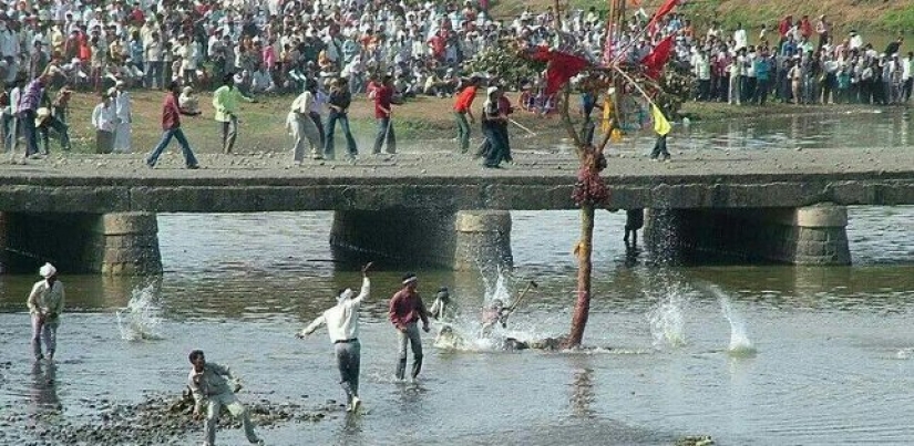 How the Gotmar Mela stone Throwing Festival is held in India, where people die