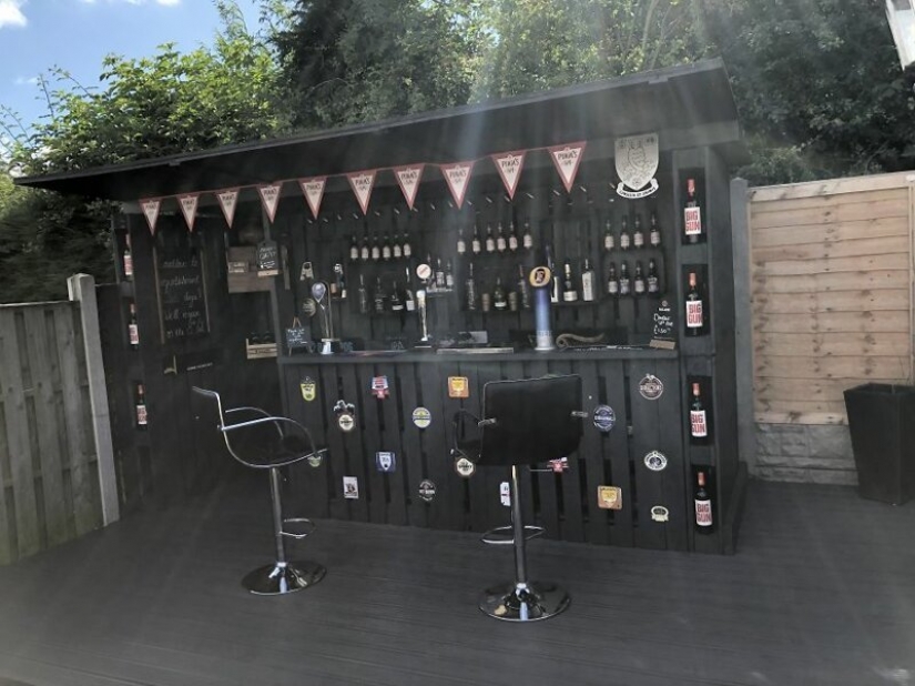 How to make a stylish garden bar in the country from wooden pallets