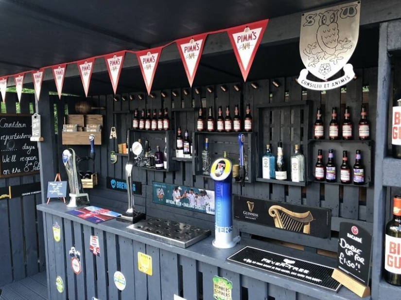 How to make a stylish garden bar in the country from wooden pallets