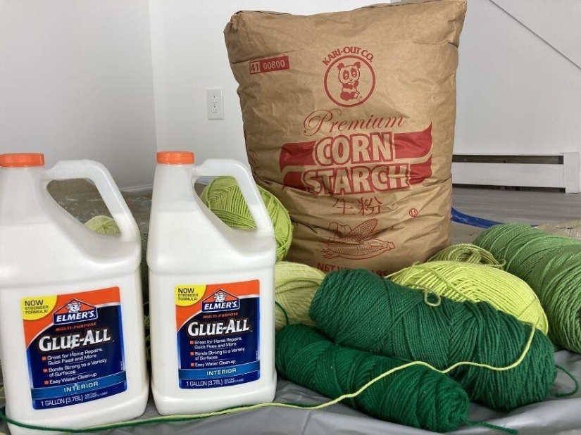 How to make an original Christmas tree with their hands