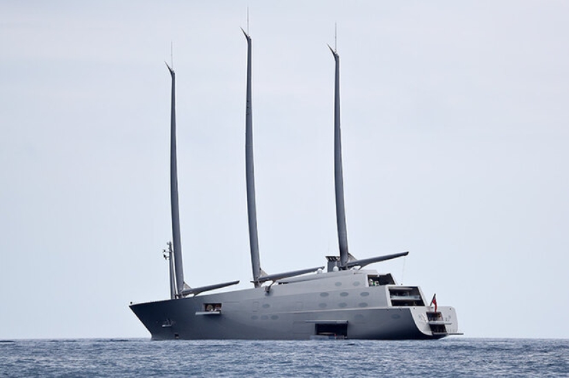 Huge yachts and personal helicopters: the most luxurious gifts of billionaires to their wives