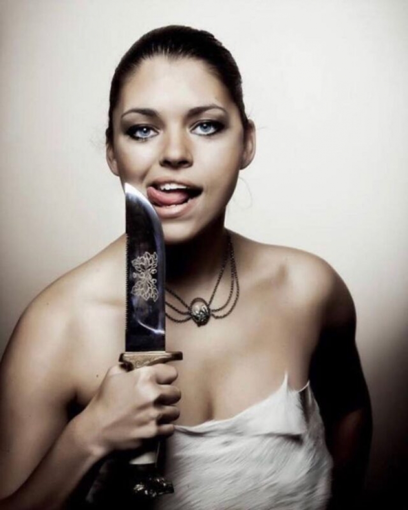 Huntress sells her erotic photos with slaughtered animals for the sake of protecting nature