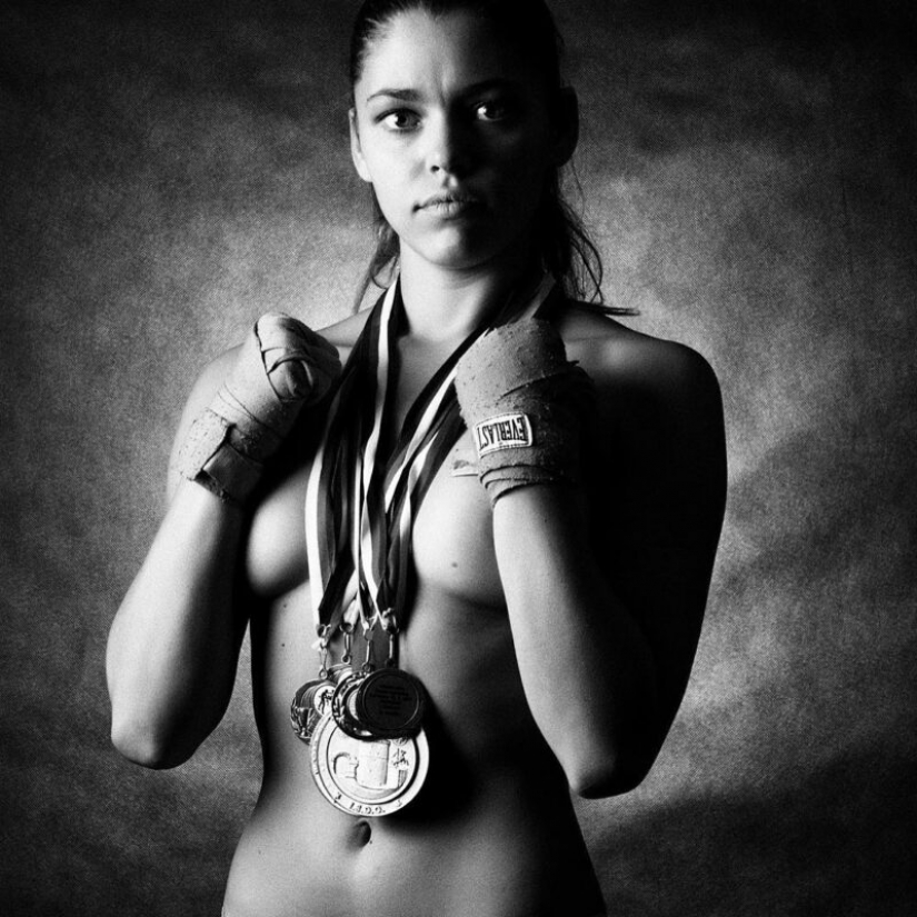 Huntress sells her erotic photos with slaughtered animals for the sake of protecting nature