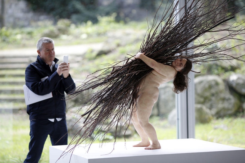 Hyperrealistic sculptures by Ron Mueck Hyperrealistic sculptures by Ron Mueck