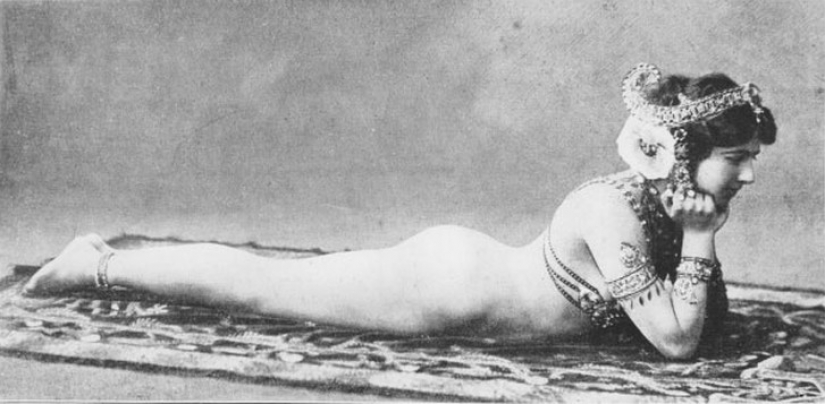 "I have learned what a woman's power over men is": the mysterious life of Mata Hari "I have learned what a woman's power over men is": the mysterious life of Mata Hari