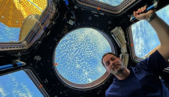 Impresionantes fotos del astronauta francés de SpaceX capturan auroras brillantes y furiosos incendios forestales