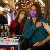 In a bar in Israel free pour those who are vaccinated against coronavirus