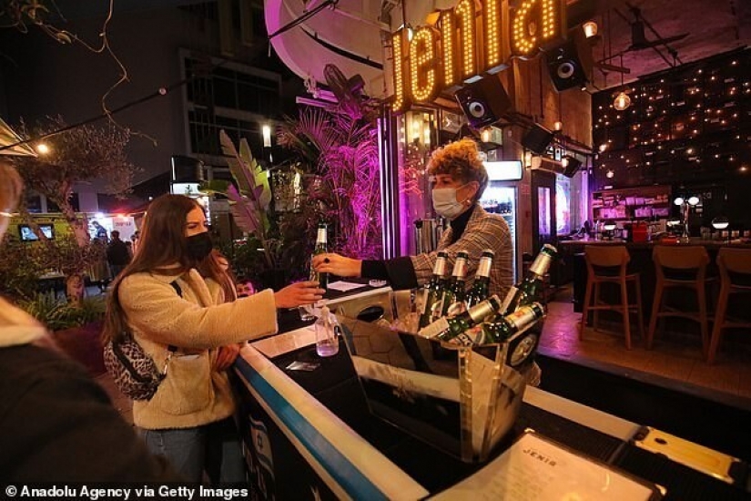 In a bar in Israel free pour those who are vaccinated against coronavirus In a bar in Israel free pour those who are vaccinated against coronavirus