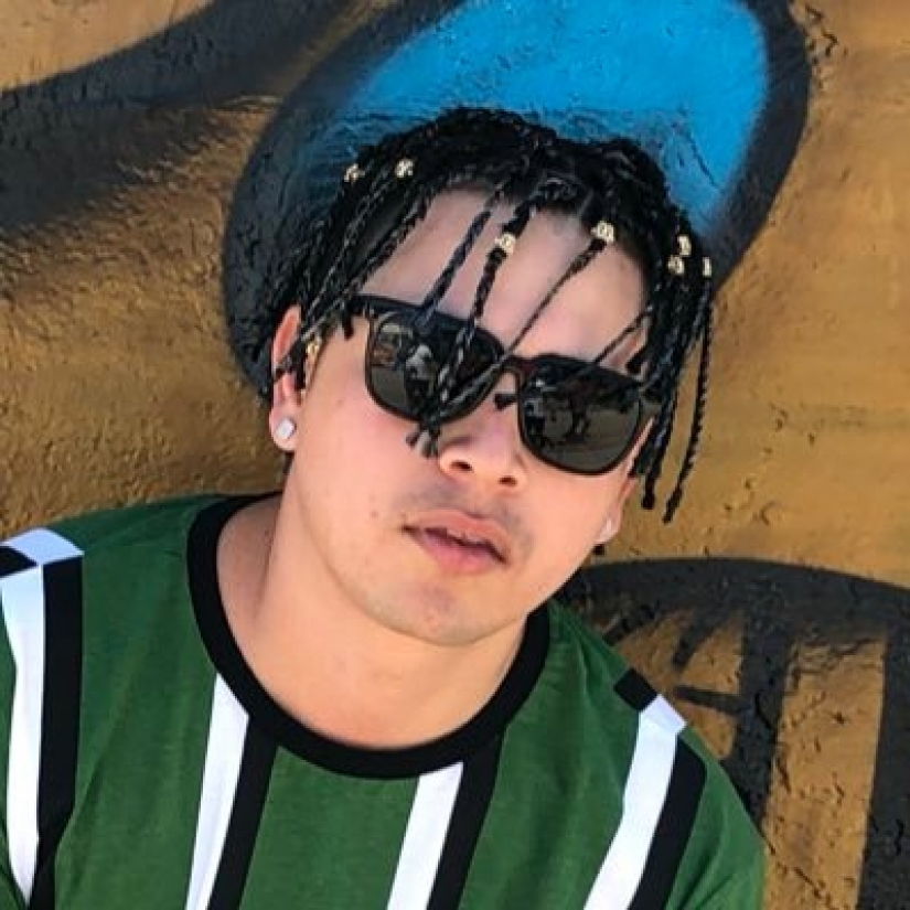 "In a rich way": the rapper from the USA put competitors behind his belt, replacing his hair with gold chains