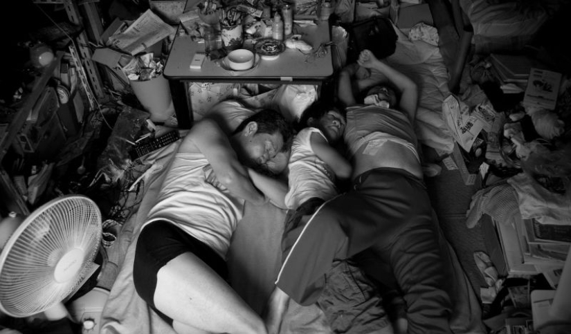 In close quarters, yes in love: the photographer filmed the life of his large family in a one-room apartment In close quarters, yes in love: the photographer filmed the life of his large family in a one-room apartment