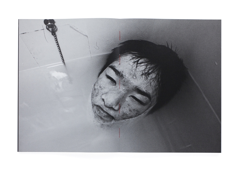 In close quarters, yes in love: the photographer filmed the life of his large family in a one-room apartment