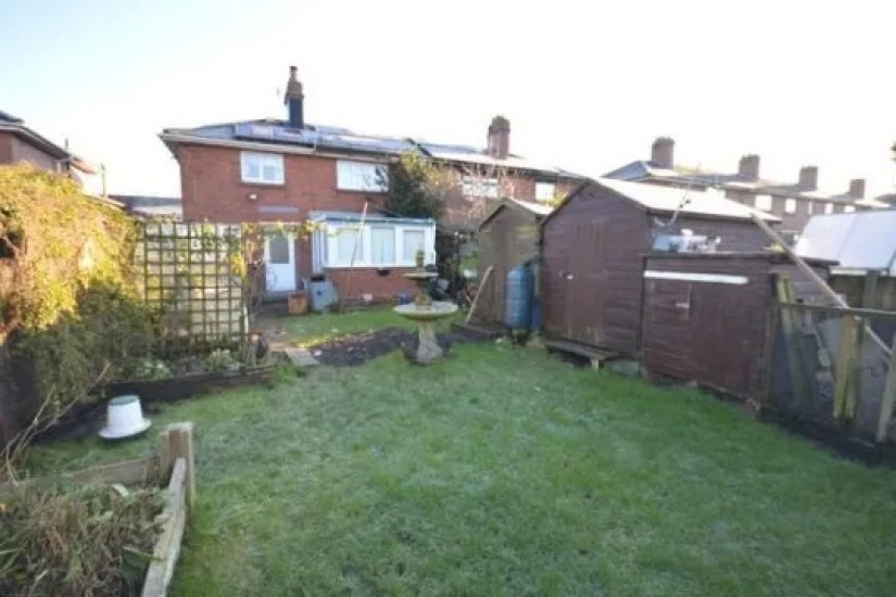 In England, a house with three bedrooms, a garden and the body of the previous owner is for sale In England, a house with three bedrooms, a garden and the body of the previous owner is for sale