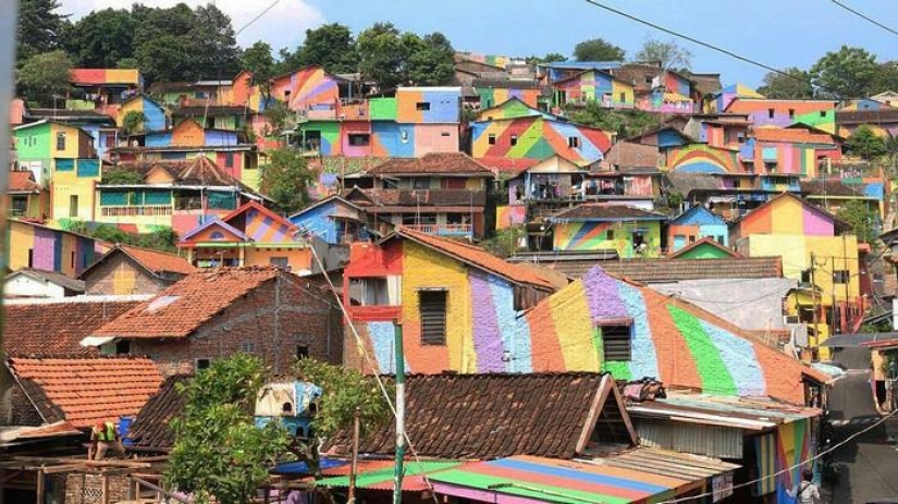 In Indonesia, for 22 thousand dollars, they turned a slum into a rainbow corner