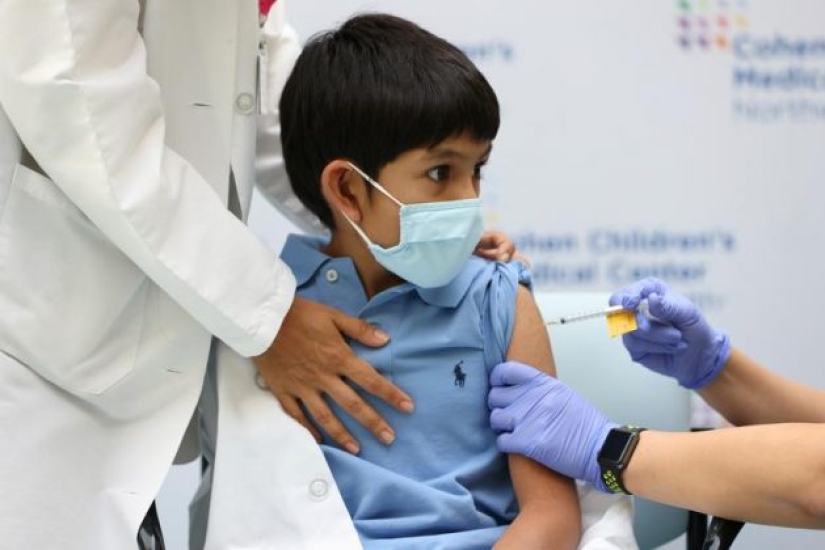 In photos: children in the US receive a vaccine from COVID