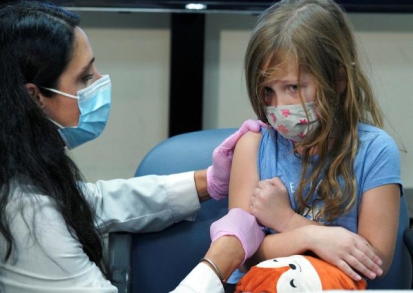 In photos: children in the US receive a vaccine from COVID