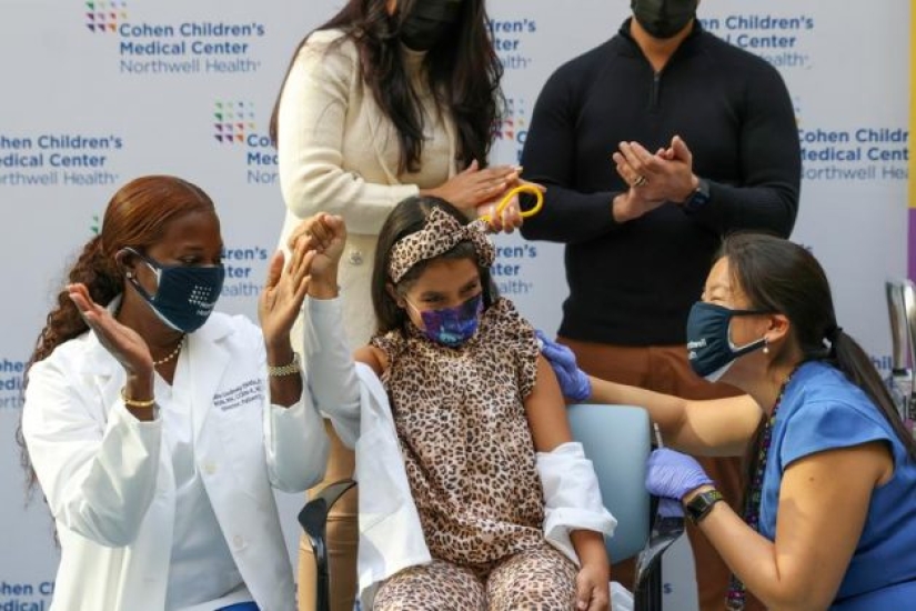In photos: children in the US receive a vaccine from COVID