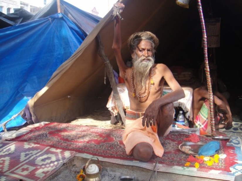 In the name of peace and God: a Hindu holds his hand up since 1973
