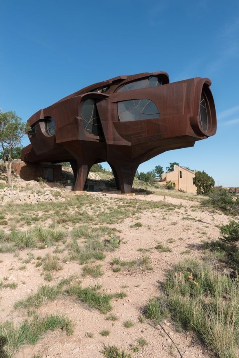 In the USA, an "alien house" made of steel, created by a famous artist, was put up for sale