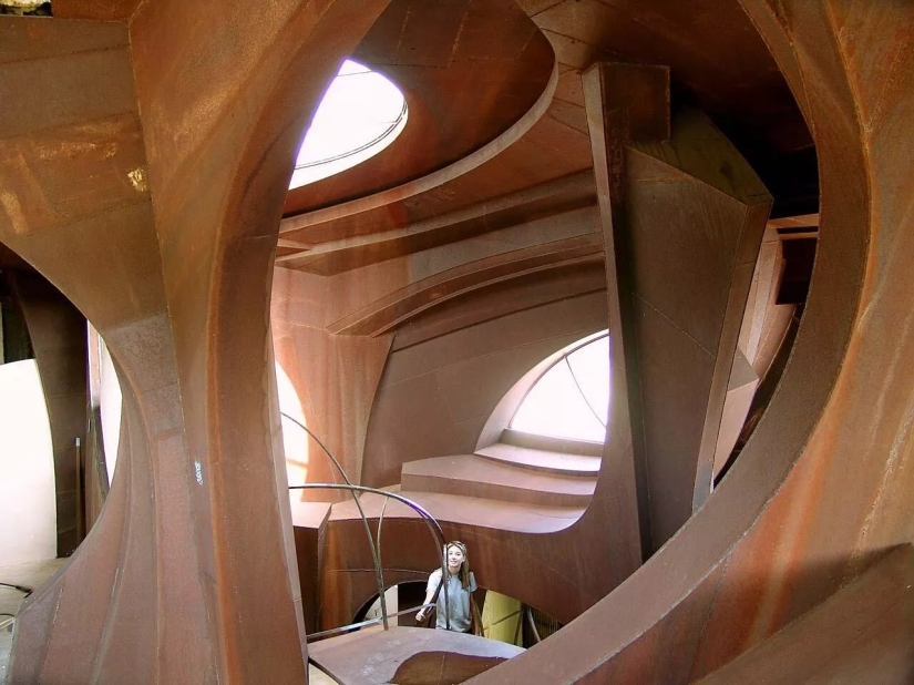 In the USA, an "alien house" made of steel, created by a famous artist, was put up for sale