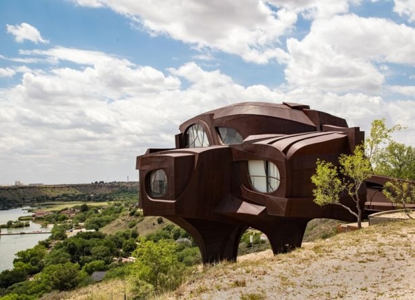 In the USA, an "alien house" made of steel, created by a famous artist, was put up for sale
