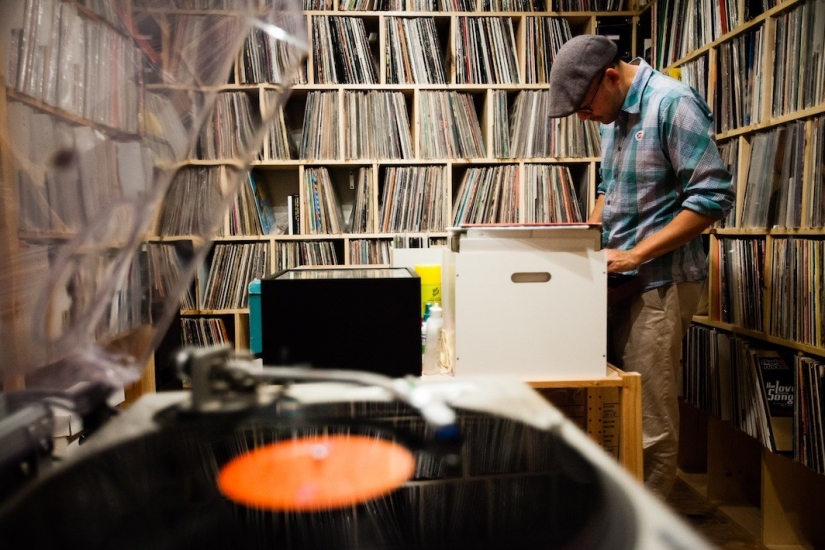 Incredible collections of vinyl records and their owners Incredible collections of vinyl records and their owners
