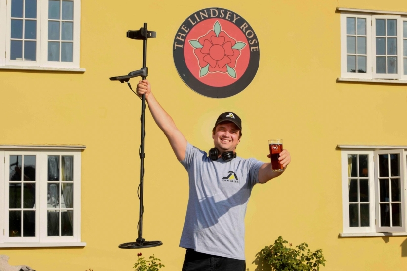 Incredible luck: in Britain, friends found an ancient treasure at a bar