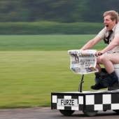 Ingeniosa técnica de un simple fontanero: el británico diseñó un inodoro de alta velocidad sobre ruedas